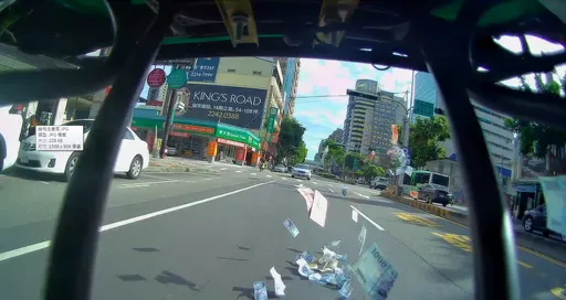 天女散「鈔」！外送員闖紅燈沿路掉了12萬現鈔　真Lucky！警民合力幫他撿回來　