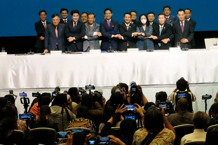 皮塔與其他7黨協商籌組聯合政府時曾經召開記者會。美聯社