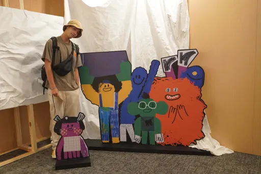 牧森受邀看插畫展進入平行時空　苦了朋友痴等他回魂