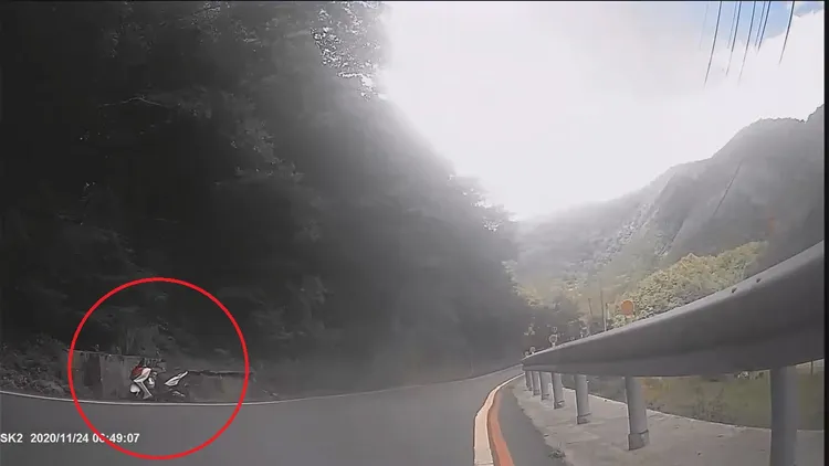 警方第二次回程時仍發現王男呆坐原地。民眾提供