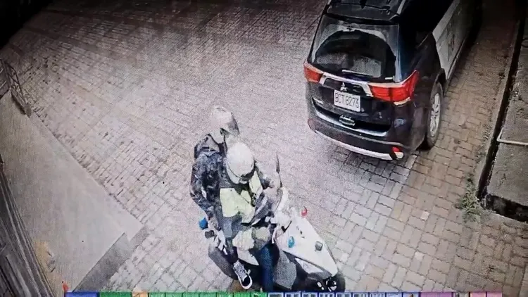 員警騎機車載王男回派出所休息。民眾提供