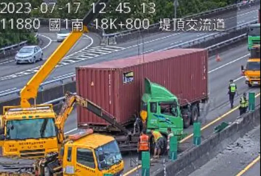 國1堤頂交流道貨櫃車撞護欄 折甘蔗!車頭180迴度轉堵內線車道