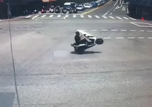 耍帥GG！機車「翹孤輪」橫越十字路口影片曝光　警方出手了