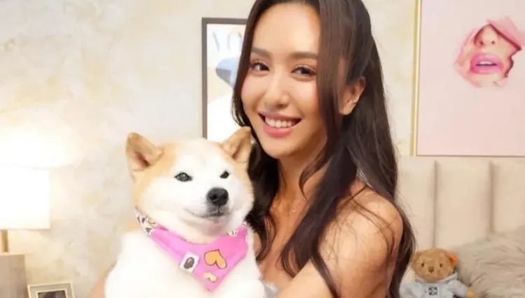 薔薔和毛小孩栗子，感情相當深厚。翻攝自薔薔臉書