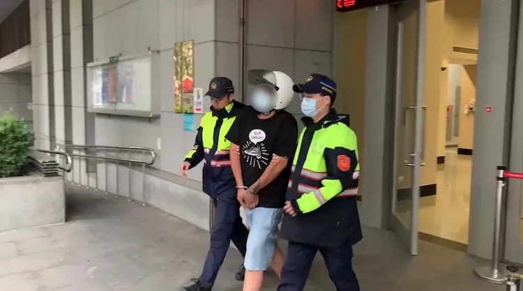 警方依竊盜罪嫌將他送辦。翻攝畫面