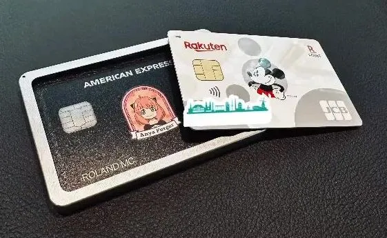 羅蘭另一張愛用的信用卡則是米老鼠圖案。翻攝roland_0fficial IG