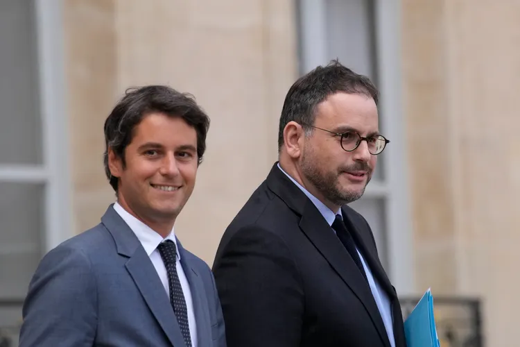 新科教育部長艾塔爾與衛生暨預防部長羅梭（Aurelien Rousseau，右）。路透社