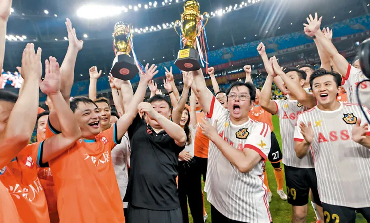 譚詠麟上個月底領軍參加公益足球賽。翻攝微博