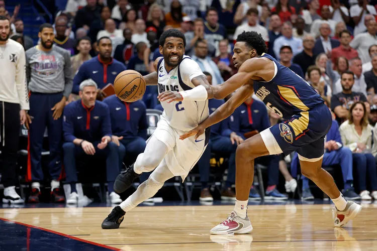 爾文(左)切入。美聯社