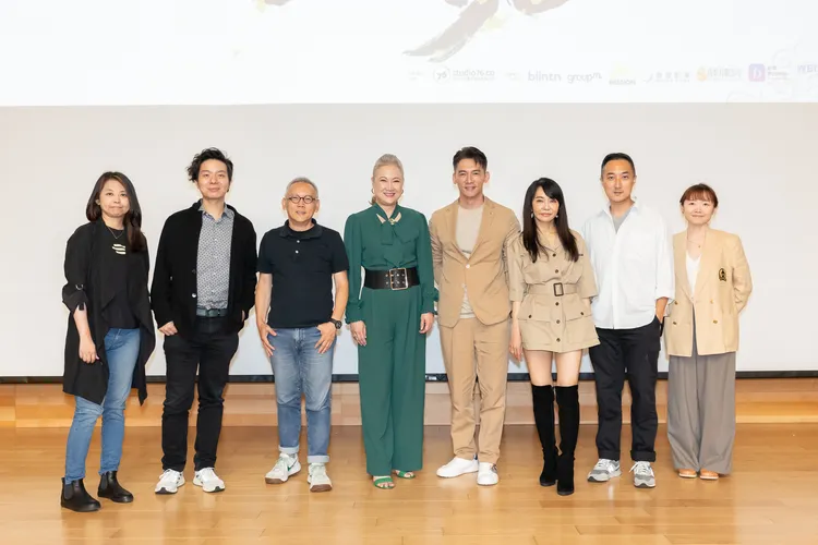 中文專業評審團，編劇評審范芷綺（左起）、出品人郝柏翔、召集人楊志光、演員評審洪慧芳、演員評審温昇豪、製作人評審柴智屏、導演評審奚岳隆、編劇評審傅凱羚。七十六號原子提供