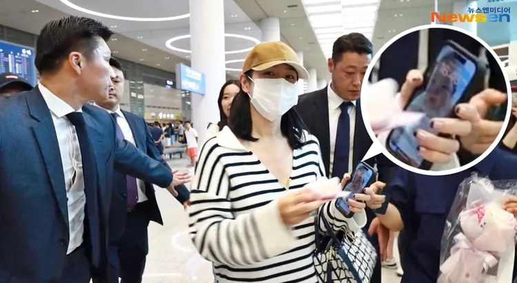 孫藝真上周從巴黎回韓，抵達機場收禮時，手機背景畫面不小心外洩，疑似就是她8個月大的兒子。翻攝Newsen YouTube