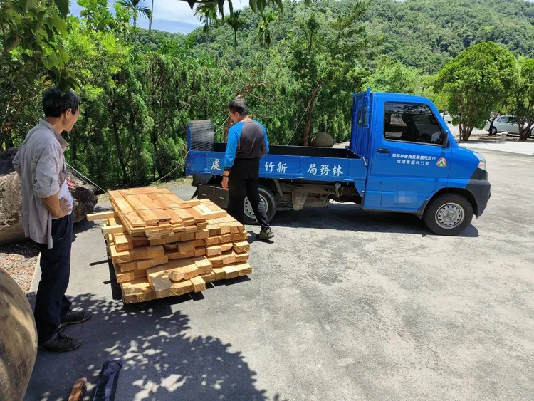 警方查獲山老鼠集團，發現遭盜伐的台灣櫸木已被銷贓至宜蘭，並被切割成板材。民眾提供