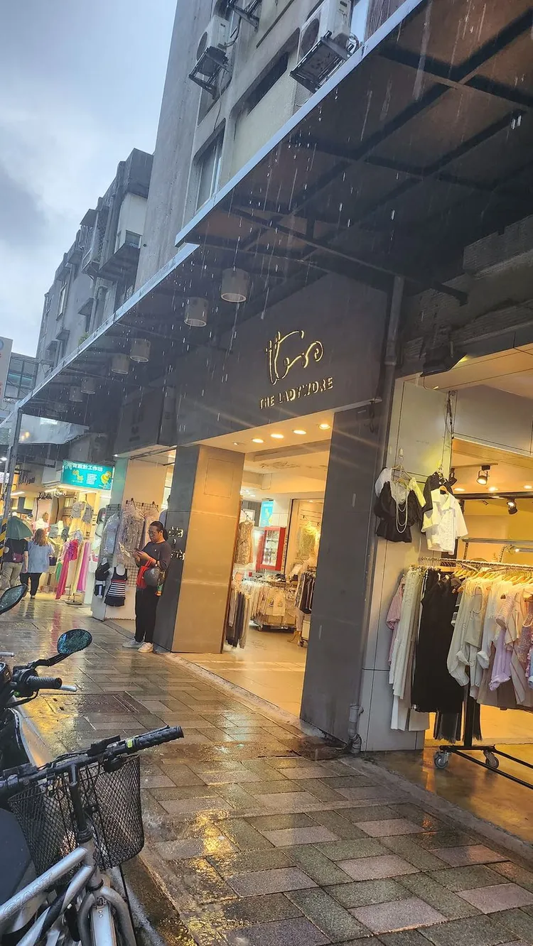 岳庭走在北市大安區，聽到爆裂聲發現「磁磚掉落險砸頭」，路人全都抬頭看。翻攝岳庭臉書