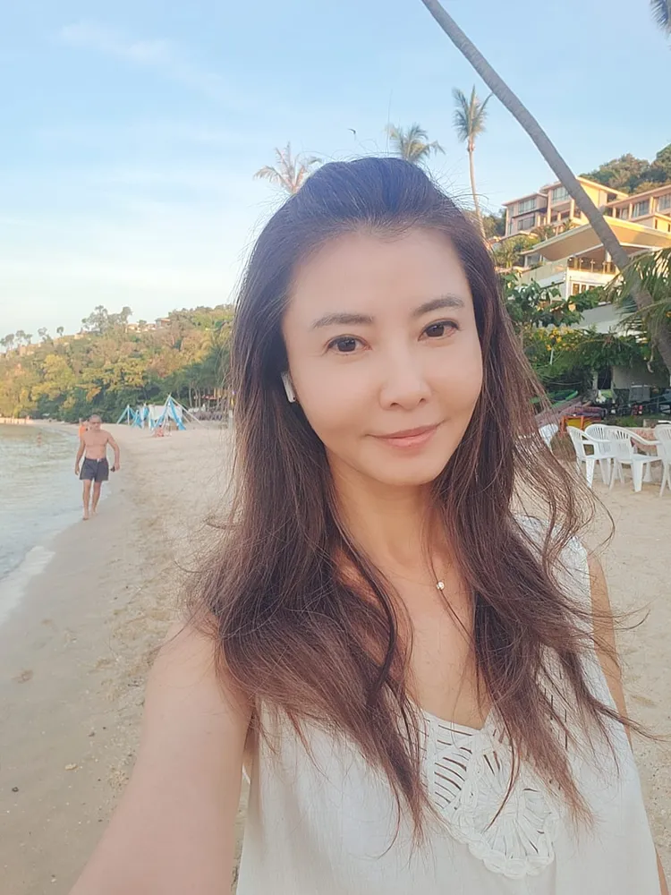 女星岳庭險遭掉落的磁磚砸破頭，驚魂未定。翻攝岳庭臉書