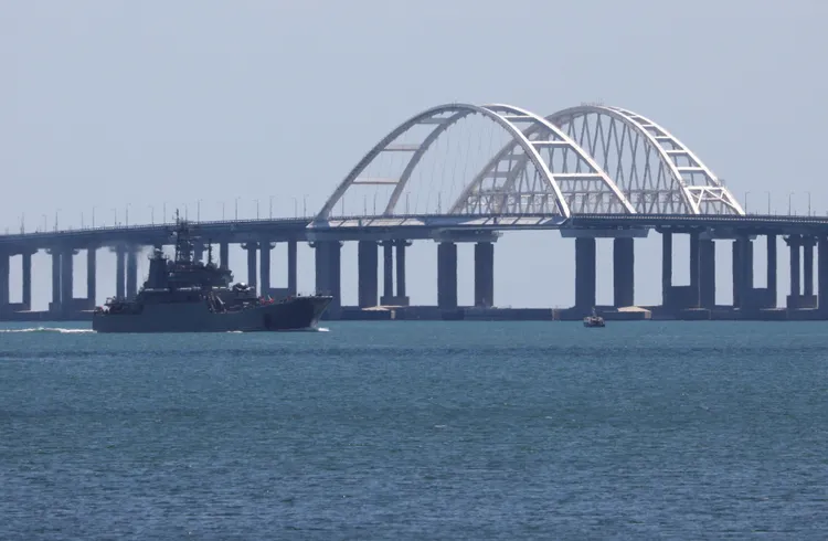 克里米亞大橋關係著俄軍補給，因此成為烏克蘭攻擊目標。路透社