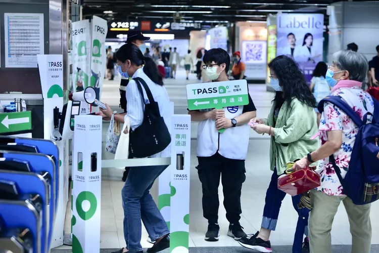 在台鐵使用TPASS月票要走專用通道。林林攝
