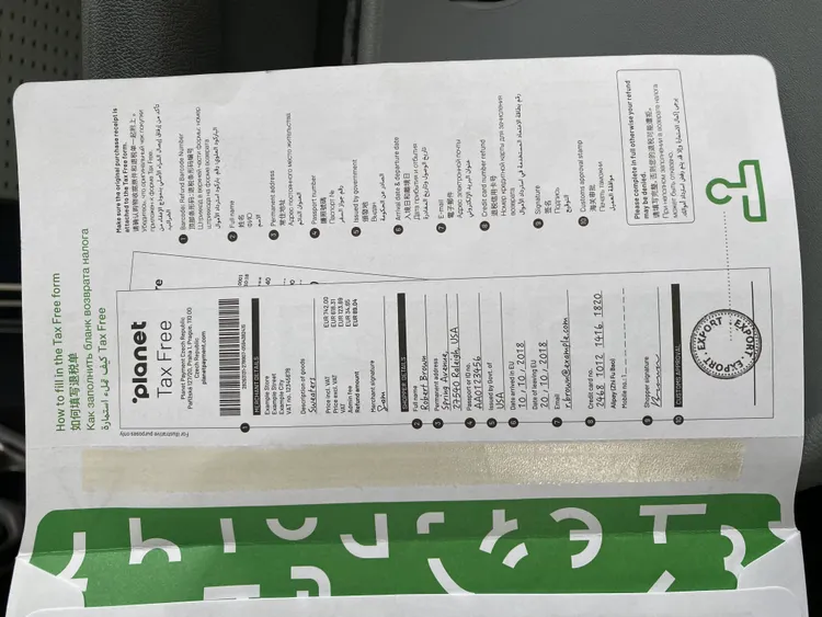 如何填寫退稅單。陳怡文攝