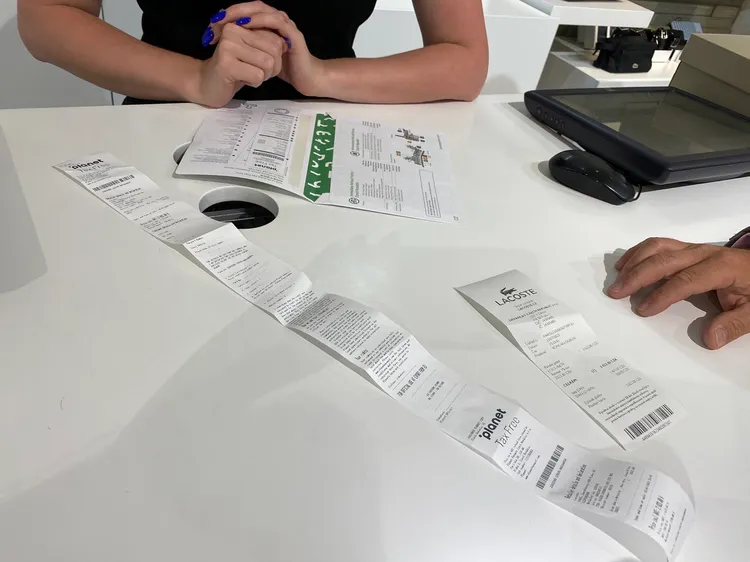 若達退稅門檻會有退稅信封，將退稅單填寫並獲機場海關託章，就可投入機場退稅箱中。陳怡文攝 