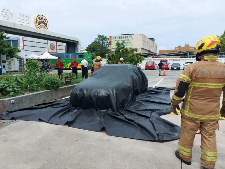 滅火毯有助於撲滅電動車火勢。消防局七大隊提供