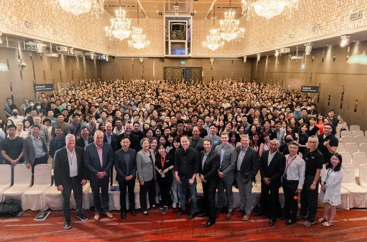 蘇姿丰與團隊合影。翻攝蘇姿丰推特