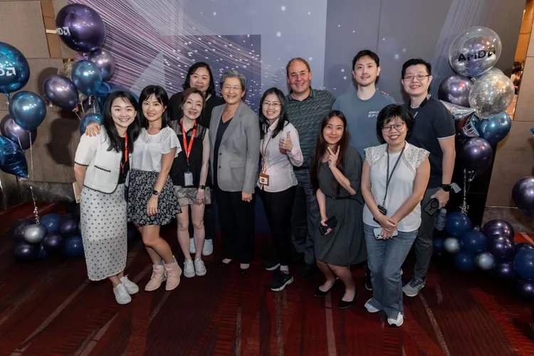 蘇姿丰與團隊合影。翻攝蘇姿丰推特