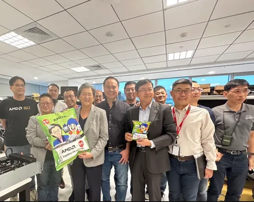 跟黃仁勳麻花捲比台!蘇姿丰拿這款「國民零食」大合照 科技人全都笑了