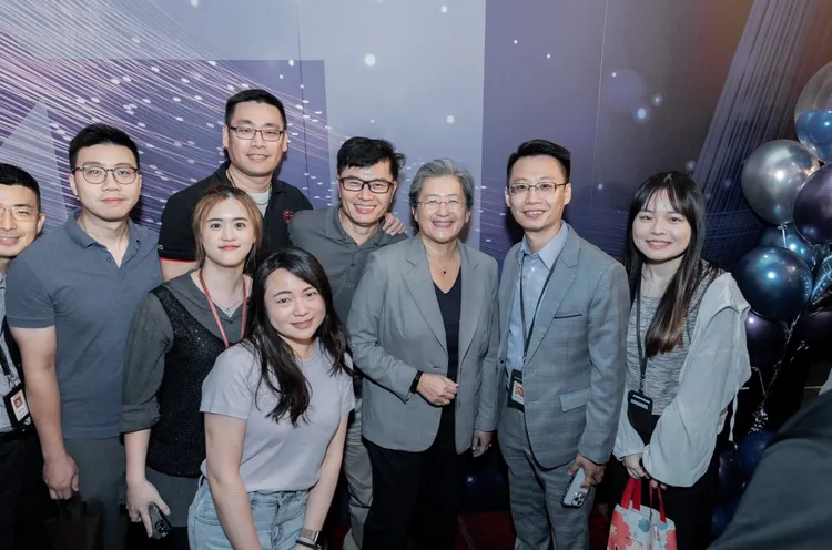 蘇姿丰與團隊合影。翻攝蘇姿丰推特