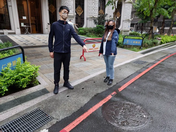 民眾依新北市污水下水道地理資訊系統查詢找到人孔位置後，可至現場比對確認位置。水利局提供