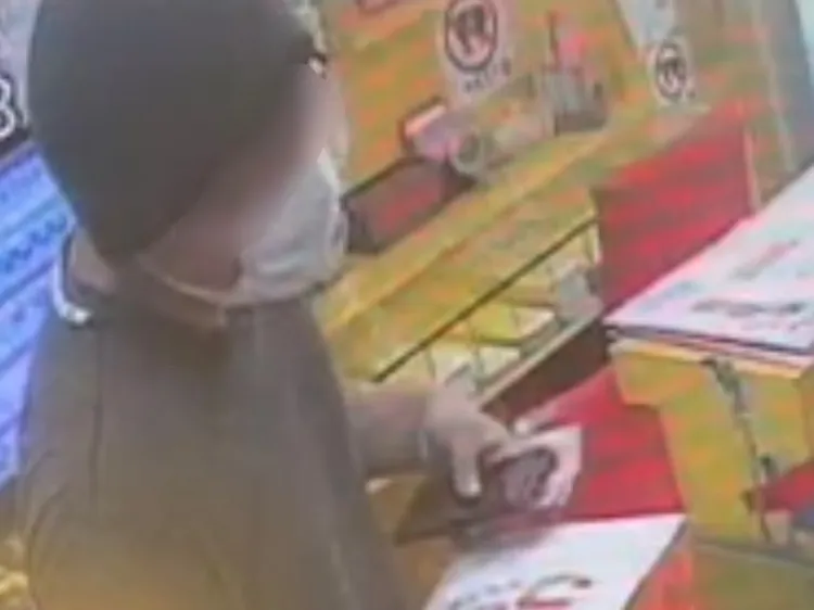 何姓男子因买运彩输到脱裤，竟动起歪脑筋，跑到基隆市某彩券行抢走2万元。翻摄照片