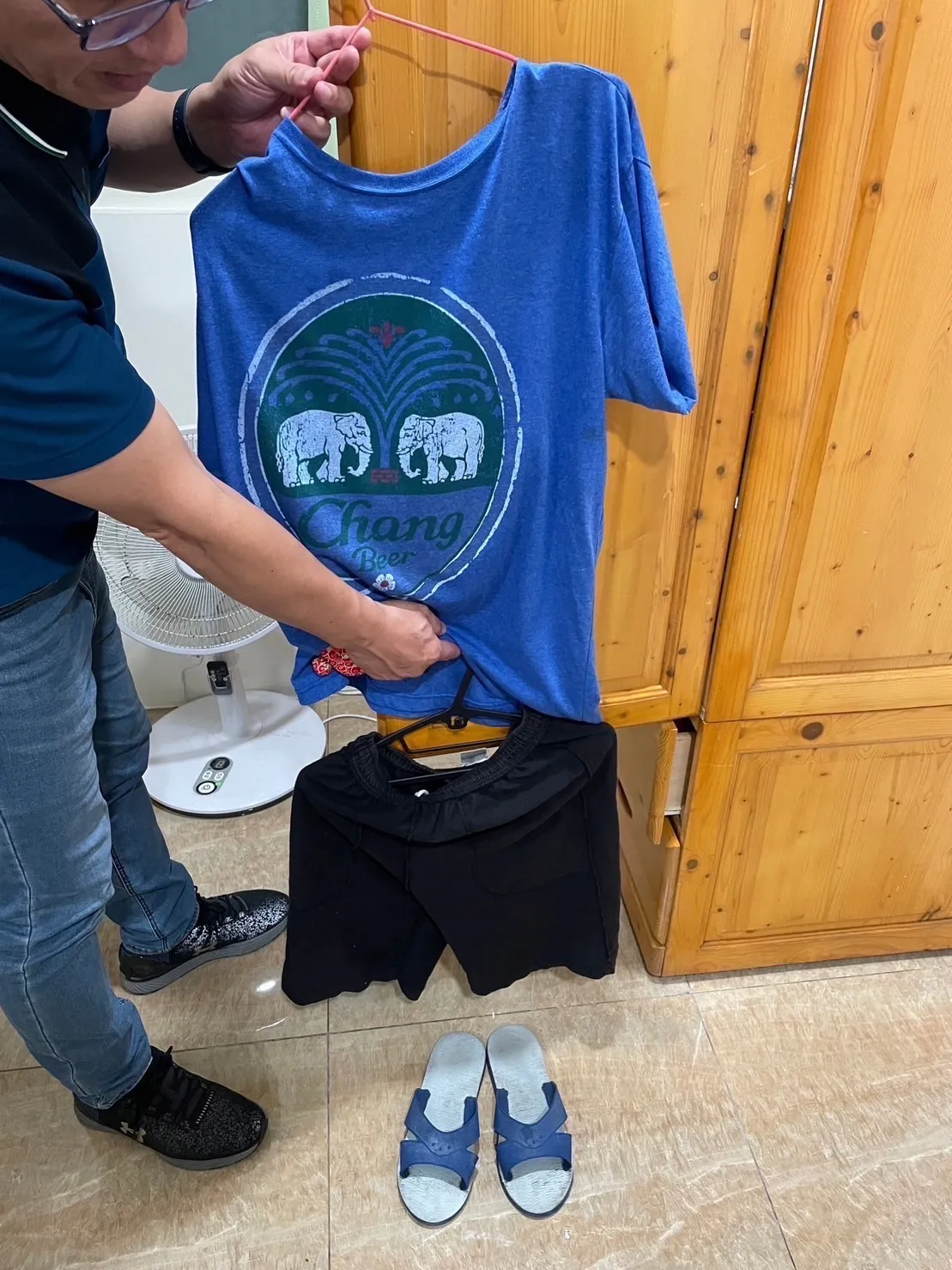 警方透过监视器，发现何男异想天开，想用变装躲避追踪。翻摄照片