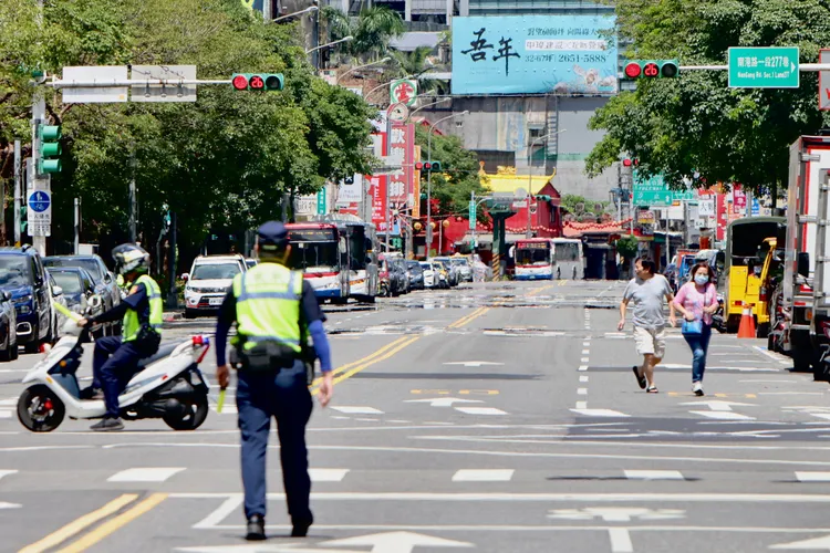 今萬安演習實施車停，人就近疏散。林林攝