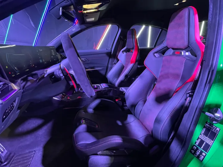 M3 CS碳纖維賽車桶型座椅包含專屬CS發光字樣，除了提供駕駛安全穩定的保護及增加激烈操控時的靈活反應，同時擁有加熱與電動調整等實用功能。林浩昇攝