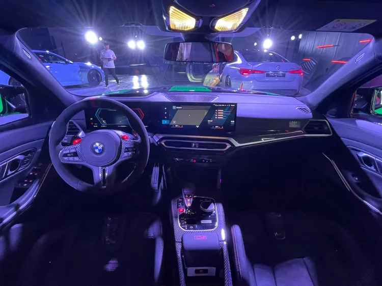 M3 CS以紅、黑配色的車室空間使用Full-Leather Merino全真皮內裝，為充滿熱血M語彙的駕駛座艙增添豪華精緻的頂級質感。林浩昇攝