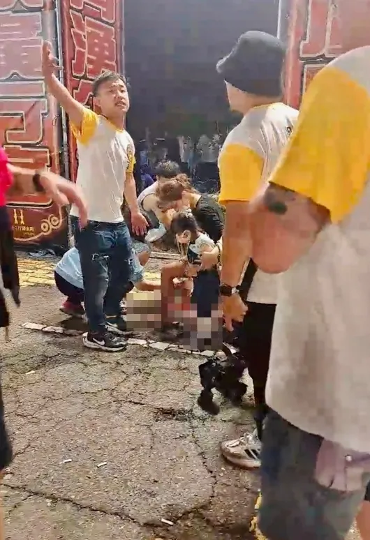 有婦人遭炸傷，雙腳噴血。翻攝自社會事