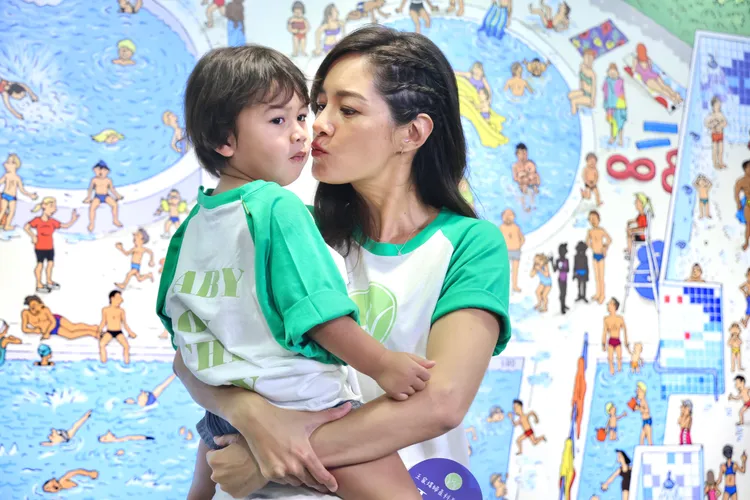 Dylan十分乖巧，和媽媽一起工作。林林攝