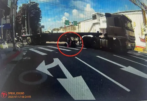 千鈞一髮片|婦人內輪差遭捲聯結車底 警狂奔擋車救她一命
