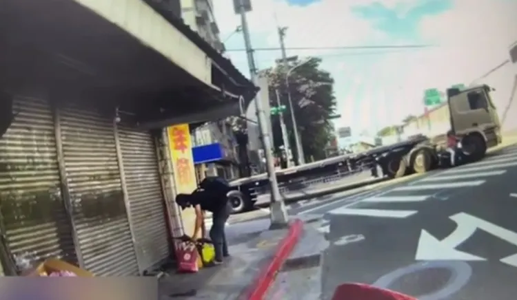 聯結車過彎時把婦人捲進車底。翻攝畫面