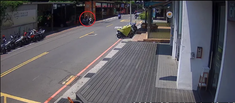 李男趁人鑰匙沒拔竊車。翻攝畫面