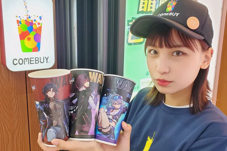 COMEBUY宇宙聯名《崩壞：星穹鐵道》，推出三款爆紅角色(刃、卡芙卡、銀狼)設計杯。COMEBUY提供