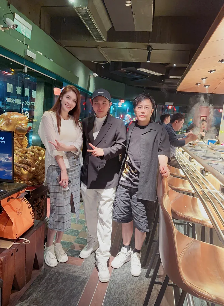 梁軒安（中）三顧茅廬才讓蔡甜甜點頭與他簽下十年長約。雄鷹娛樂提供