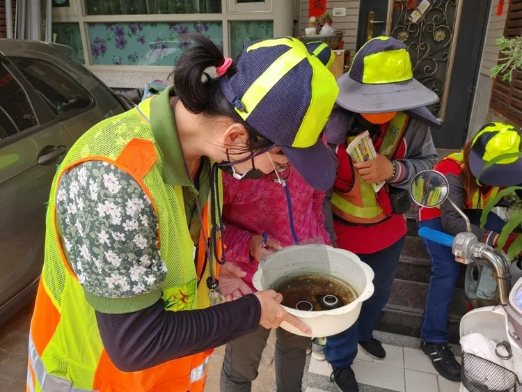 市府呼籲民眾加強清除積水容器等病媒蚊孳生源。市府提供