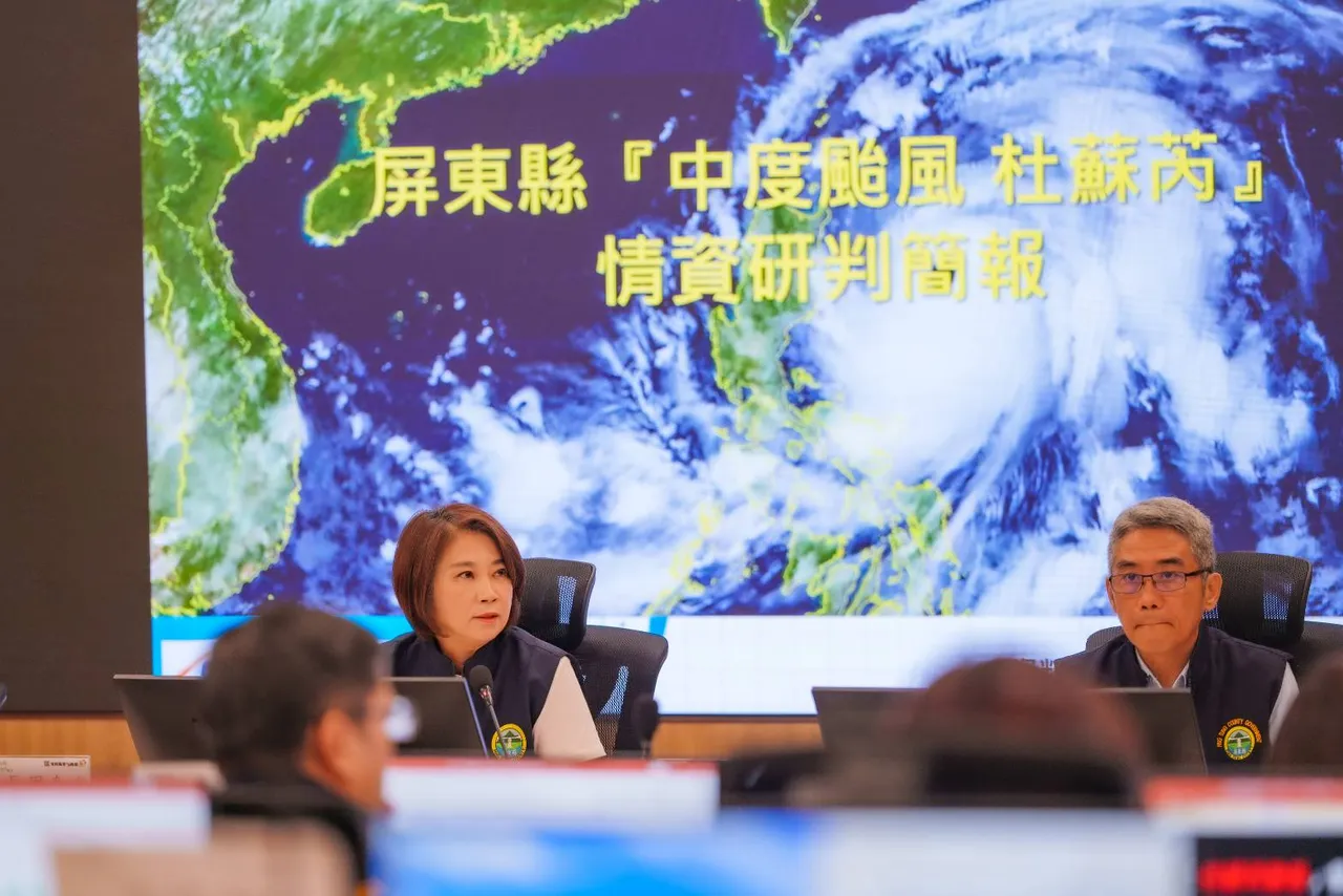 縣長周春米坐鎮應變中心,向行政院長陳建仁報告整備情形。屏縣府提供