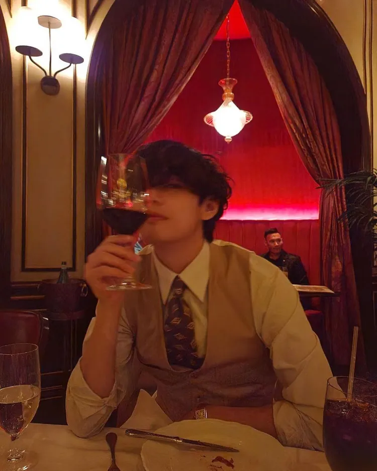 卡地亞經典的Tank Louis Cartier錶款，也曾多次出現在V私下的穿搭中。翻攝thv IG