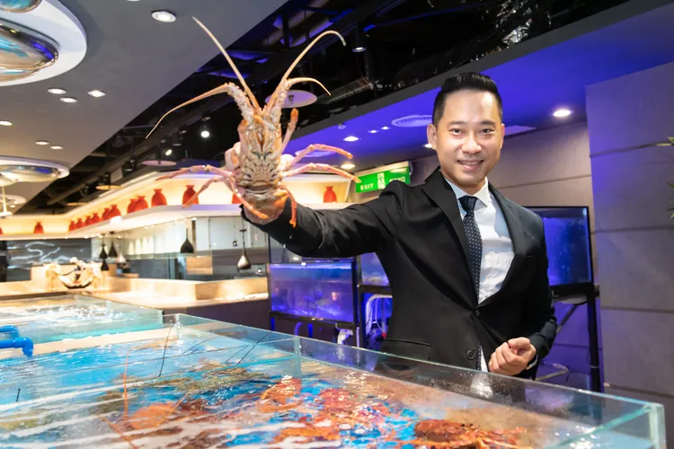 龍軒傳承打造新型態「現流鮮市」，擁有自家漁船不定期捕撈各式海鮮漁獲，從產地直送餐廳。龍軒傳承提供