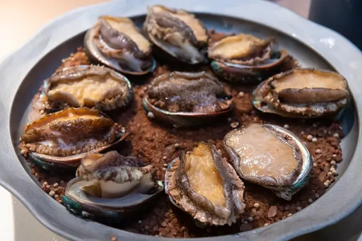 中山區佔地千坪複合式餐廳龍軒傳承開幕 1萬6800元桌菜送限量活鮑料理