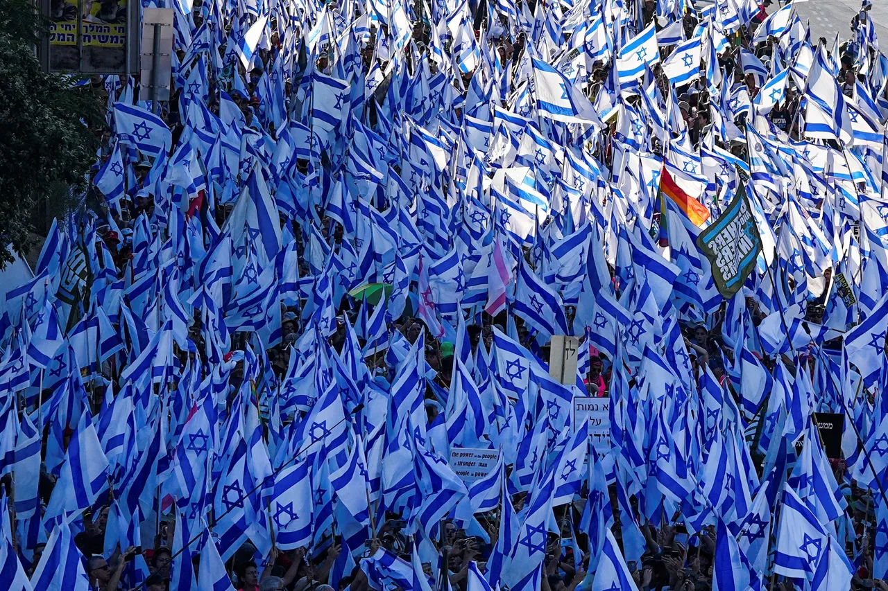 以色列成千上萬反對司改的民眾走上街頭抗議。美聯社