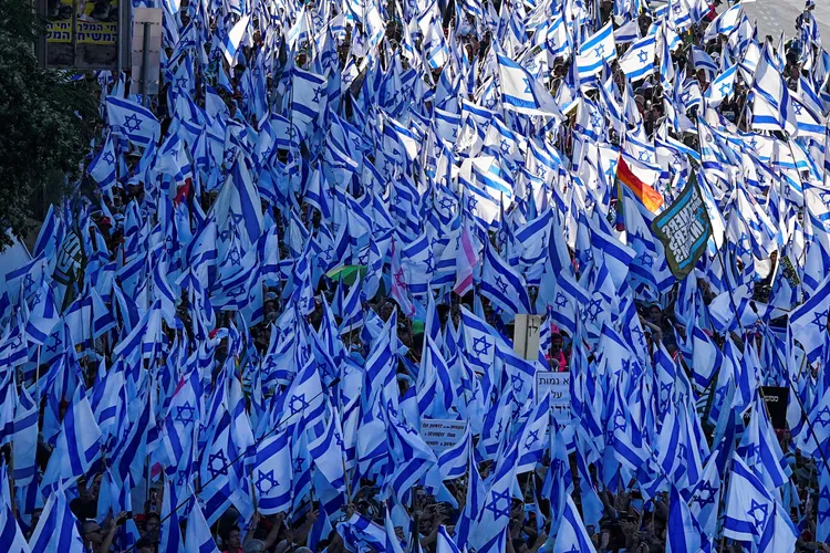 以色列成千上萬反對司改的民眾走上街頭抗議。美聯社