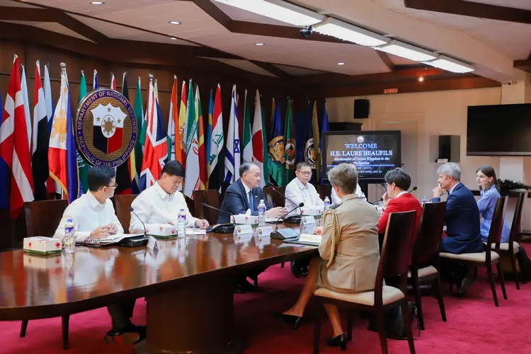 菲律賓防長鐵歐多洛，與英國駐菲大使波菲斯、英國國防部代表團會面。翻攝英國駐菲律賓大使館臉書