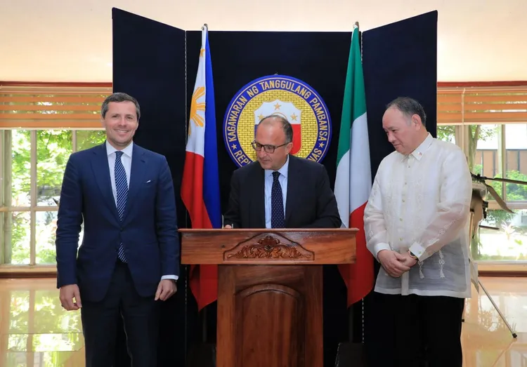 菲律賓國防部長鐵歐多洛（右起）、義大利駐菲國大使克萊門特（Marco Clemente）、義大利國防部次長迪克雷納戈。翻攝菲律賓國防部臉書