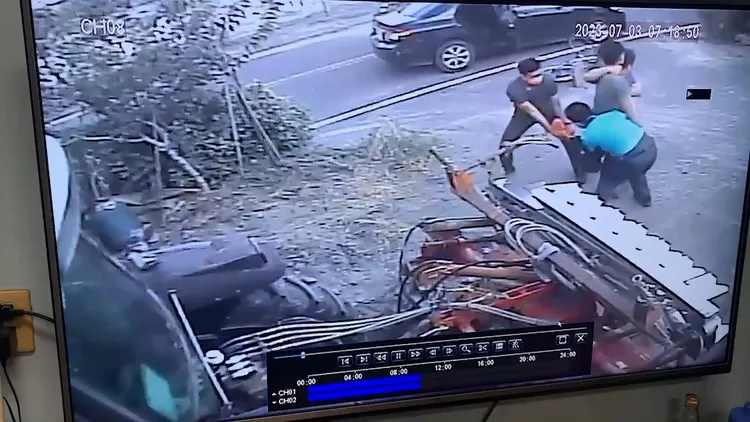 少年遭3警勒頸、擒抱合力壓制，因撞到民宅耕耘機，當場頭破血流，送醫縫了17針。民眾提供